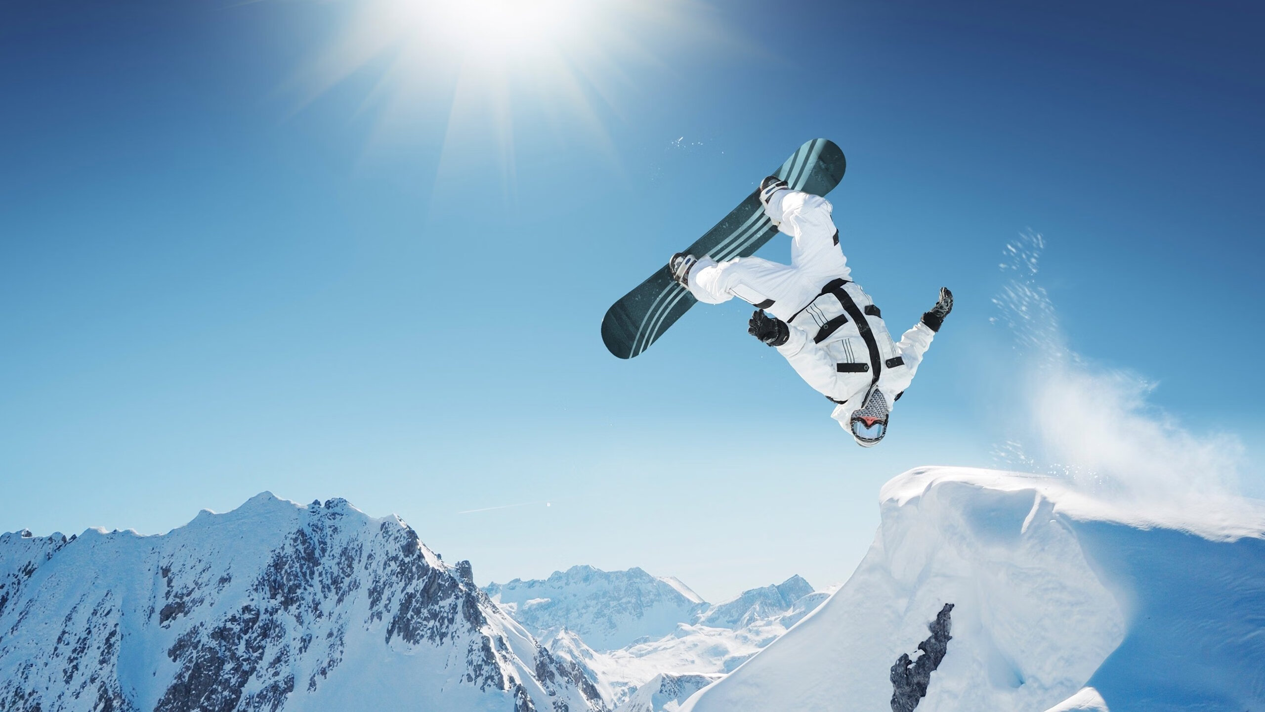 国足队员比赛坚韧拼搏，不畏艰难，国足激励