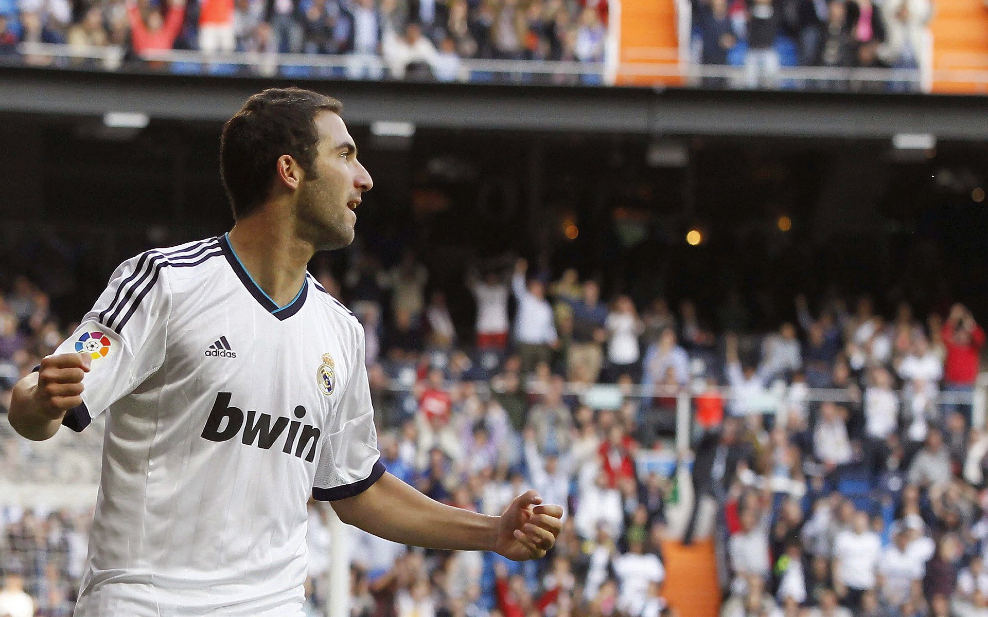 kaiyun 开云体育-兰斯队员默契传球，助队保持胜势，兰斯rbq